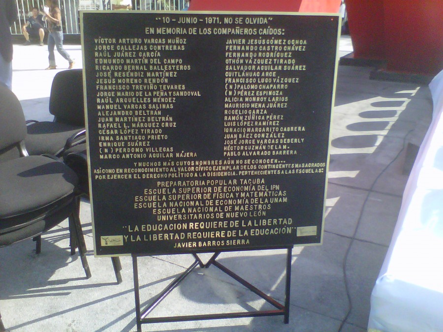 Placa "10 de junio no se olvida"